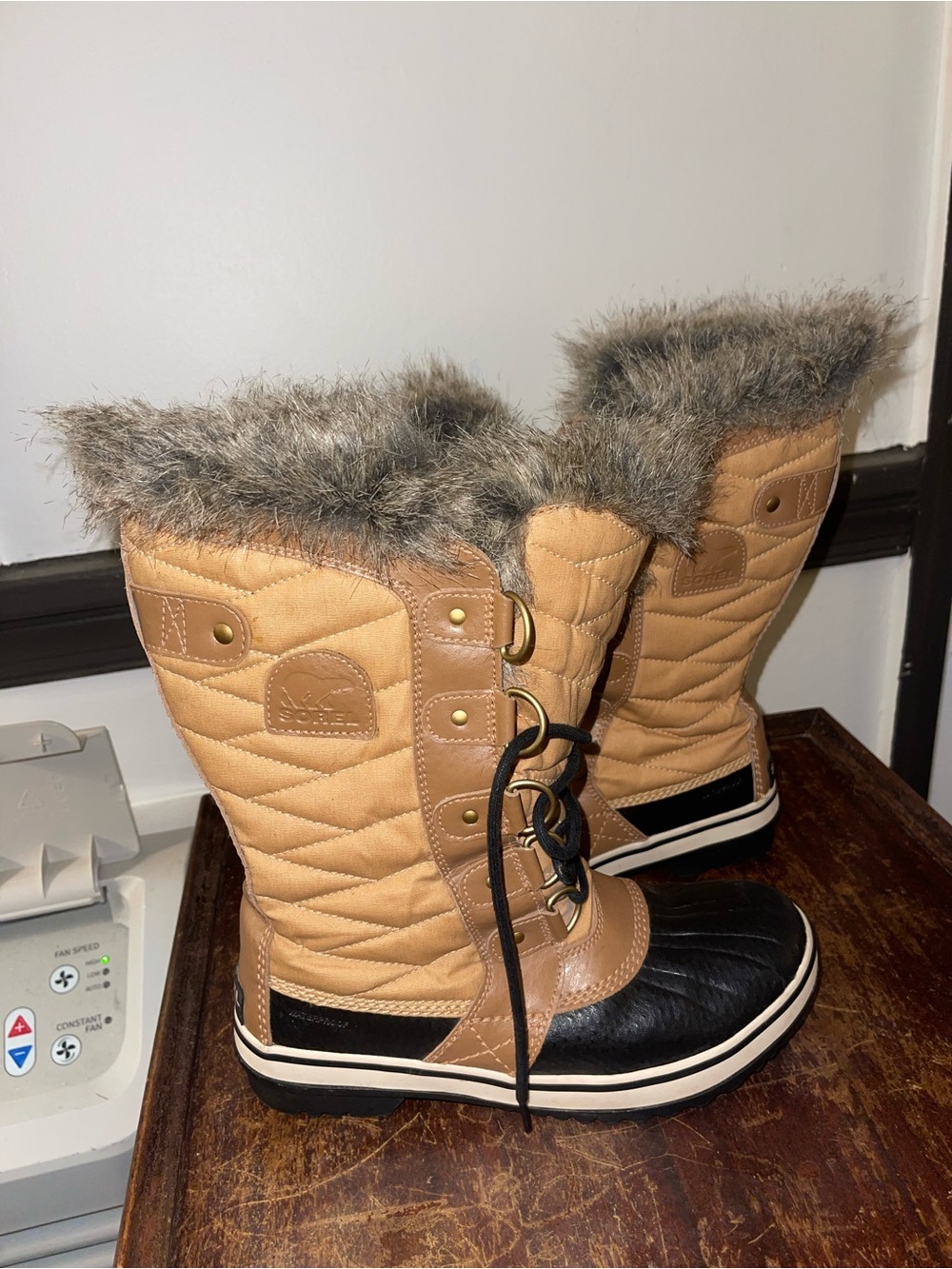 Sorrel Women's Tan and Black Winter Lace-Up Boots with Faux Fur Trim - Size 7 - Picture 10 of 13